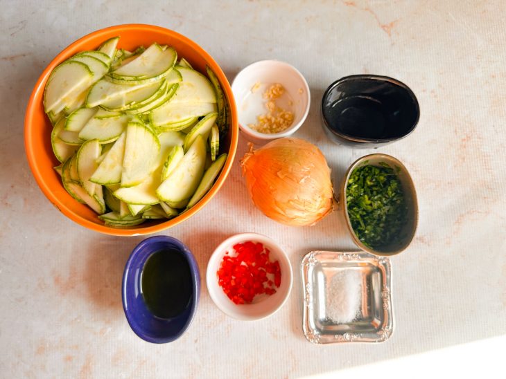 Ingredientes organizados sobre a bancada, prontos para preparo.