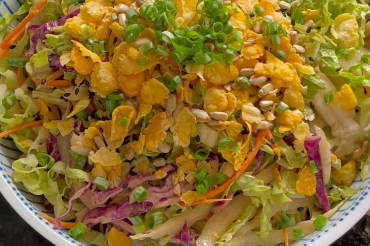 Salada de acelga com crocante de sementes