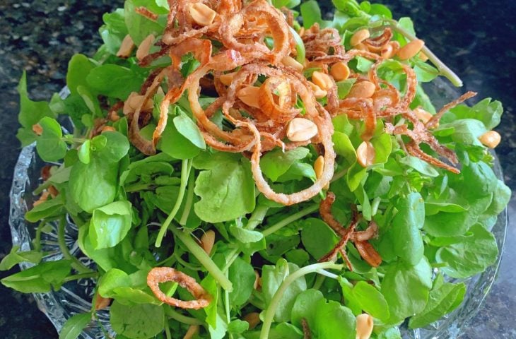 Salada de agrião com crispy de cebola