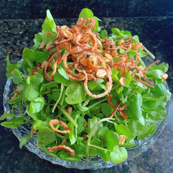 Salada de agrião com crispy de cebola