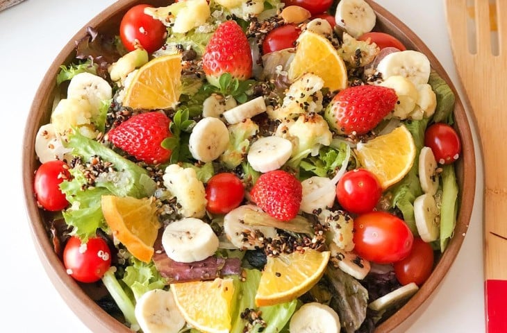 Salada de alface com quinoa e frutas