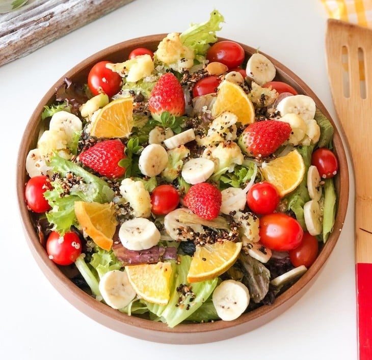 Salada de alface com quinoa e frutas