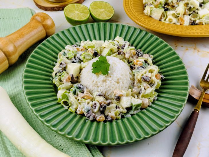 Prato com uma porção de arroz ao centro e a salada de alho-poró com maçã em volta.