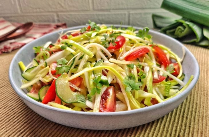 Salada de alho-poró com pepino e tomate