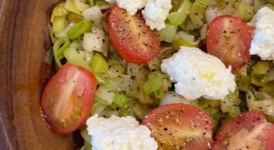 Salada de alho-poró, tomate e ricota