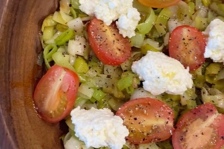 Salada de alho-poró, tomate e ricota