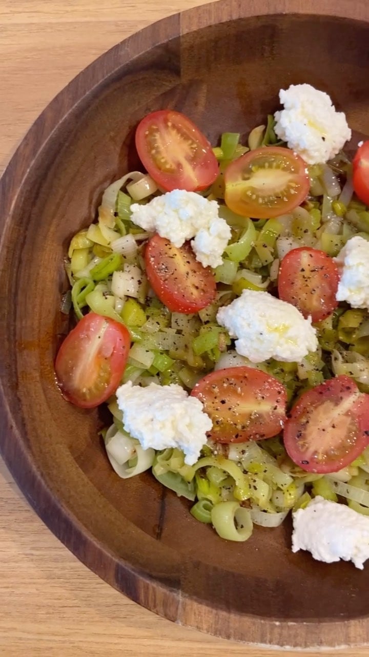 Salada de alho-poró, tomate e ricota