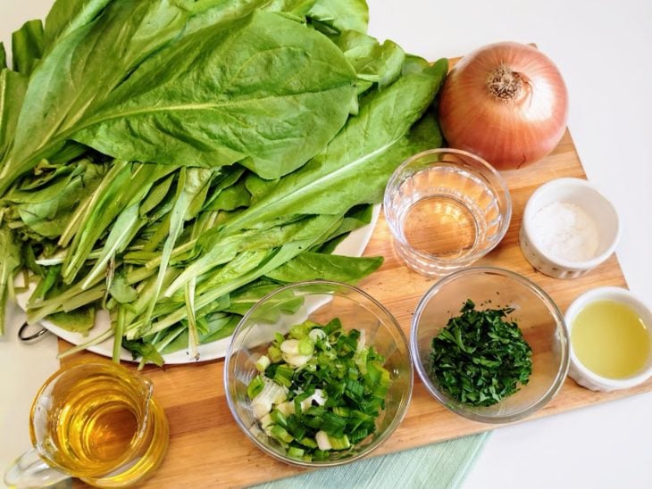 Uma bancada com os ingredientes separados.