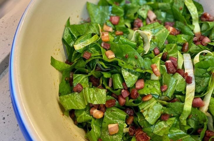 Salada de almeirão com bacon