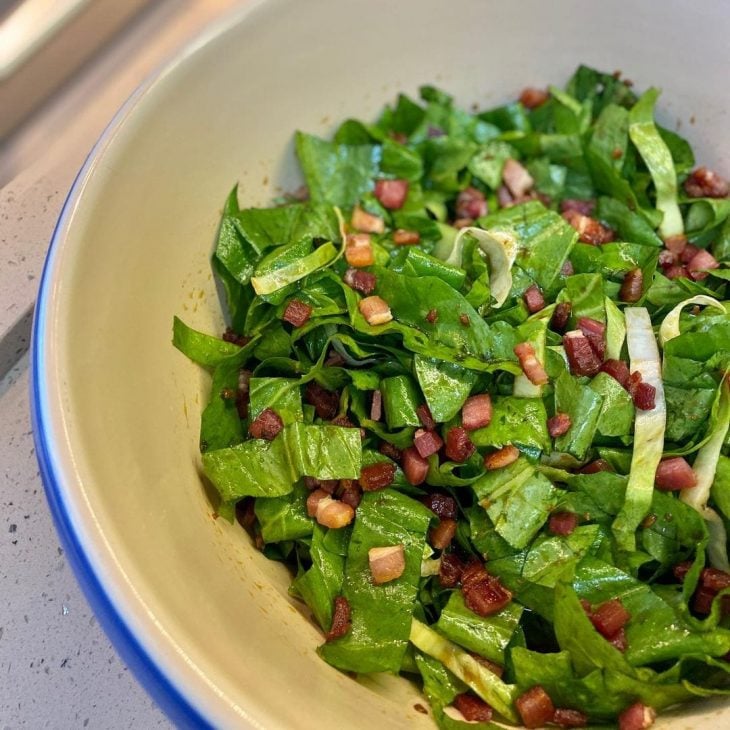 Salada de almeirão com bacon