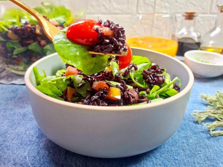 Salada de arroz negro servida.
