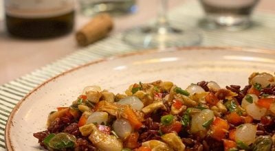 Salada de arroz vermelho com lula e bacalhau