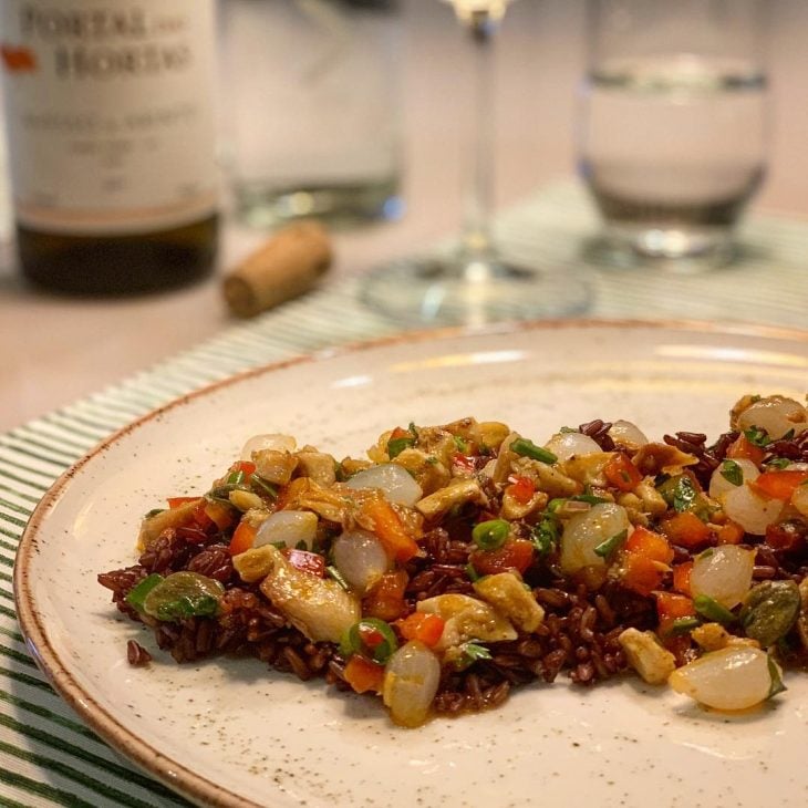 Salada de arroz vermelho com lula e bacalhau