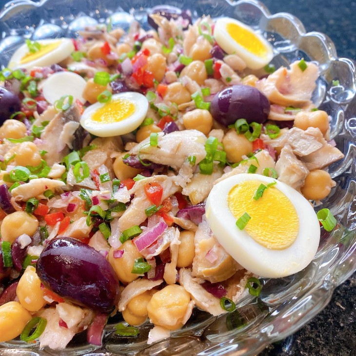 Salada de bacalhau colorida