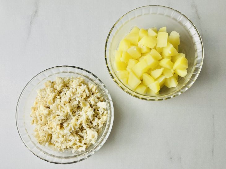Bacalhau sendo fervido em panela com água.