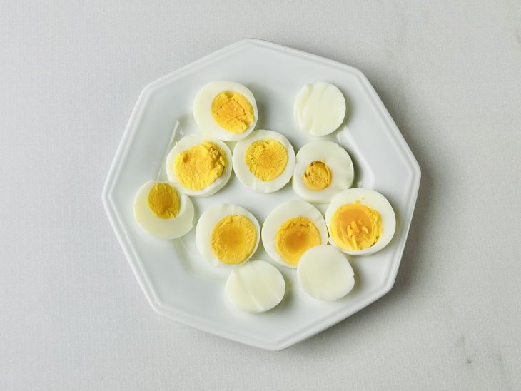 Batatas e ovos cozidos em água.