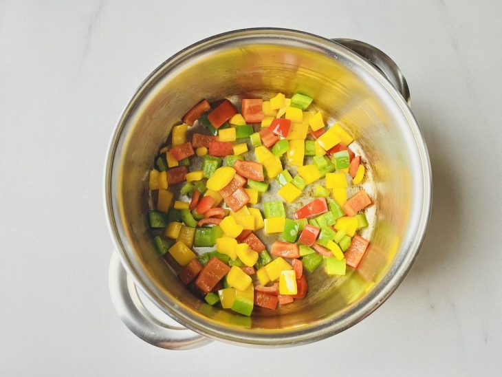 Refogado de cebola, alho e pimentões na panela com azeite.