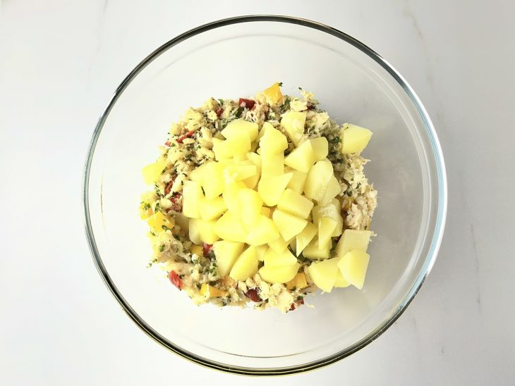 Bacalhau, coentro e vinagre sendo adicionados ao refogado.