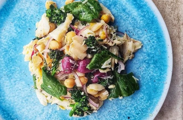 Salada de bacalhau com espinafre