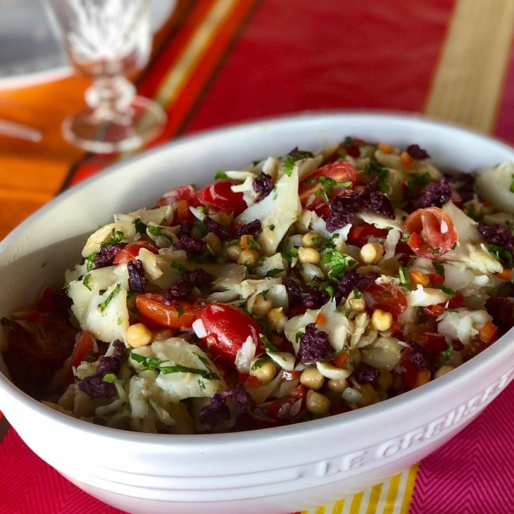 Salada de bacalhau com grão-de-bico