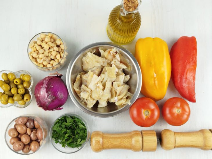 Ingredientes organizados sobre a bancada, prontos para o preparo.