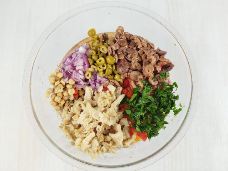 Legumes e grão-de-bico misturados ao bacalhau desfiado.