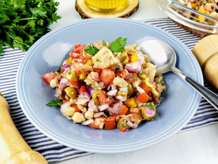 Salada finalizada, pronta para ser servida gelada.