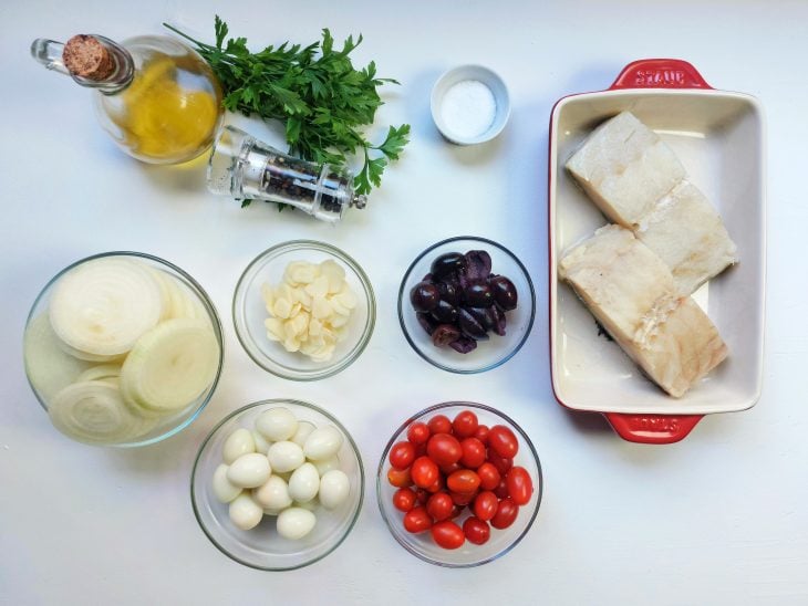 Ingredientes da salada de bacalhau simples reunidos na bancada.