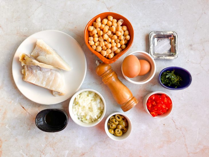 Ingredientes reunidos na bancada.