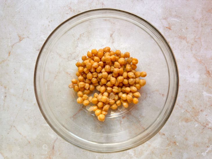 Grão-de-bico numa tigela.