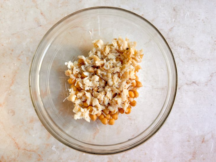 Bacalhau desfiado junto com o grão-de-bico.