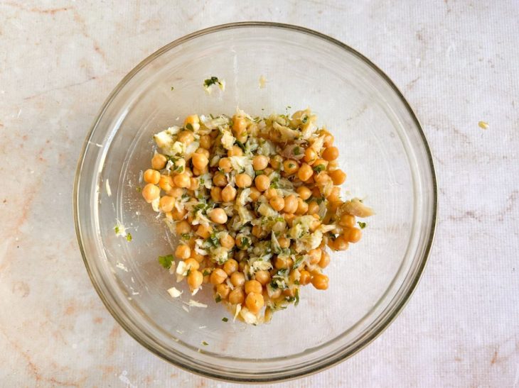 Salsinha e azeite adicionados a tigela.