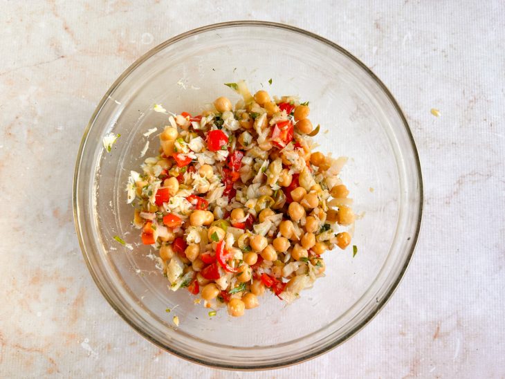Tomate, cebola, azeitona e sal adicionados.