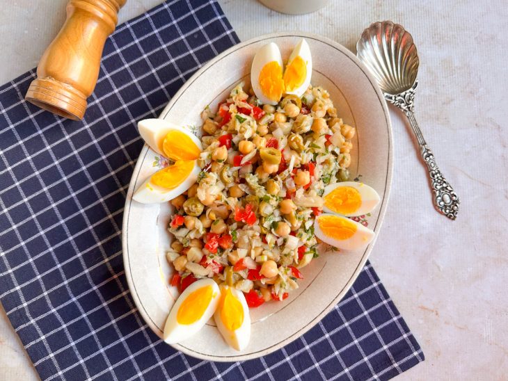 Salada pronta, decorada com os ovos cozidos.