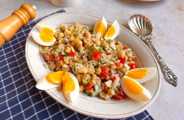 Salada de bacalhau tradicional portuguesa