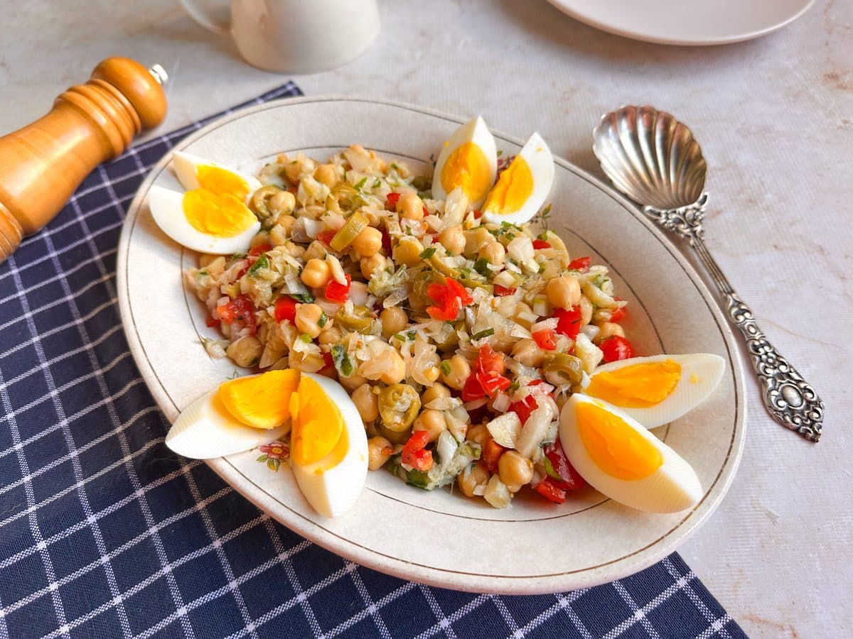Salada de bacalhau tradicional portuguesa