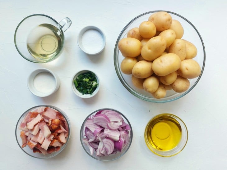 Ingredientes da salada de batata alemã reunidos.