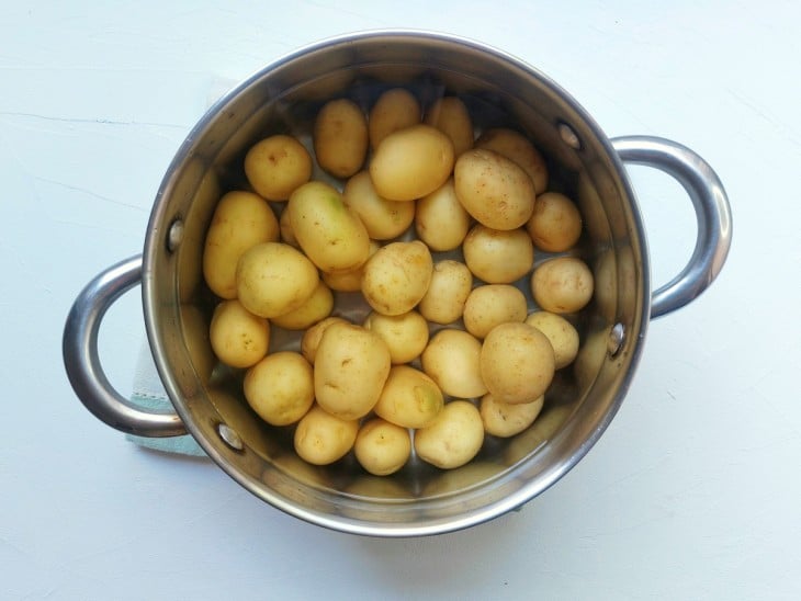 Batatas em uma panela com água.