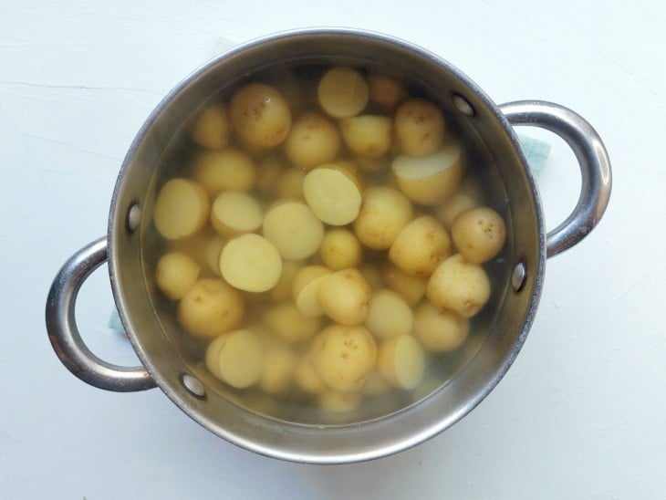 Batatas cozidas em uma panela com água.