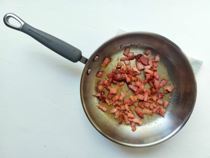 Frigideira com bacon frito.