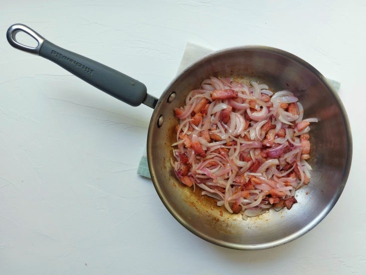 Frigideira com bacon e cebola.