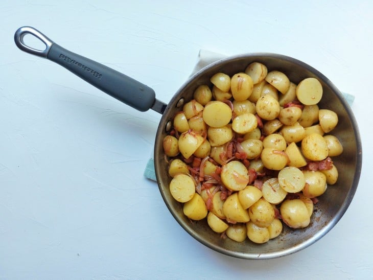 Frigideira com batatas, bacon e cebolas.