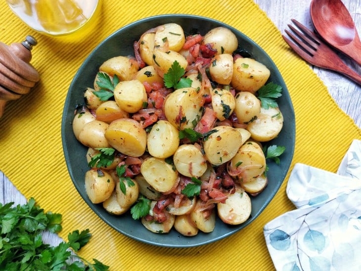 Salada de batata alemã servida em uma cumbuca.