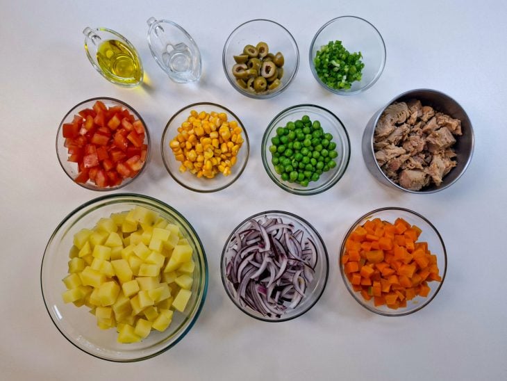 Ingredientes separados sobre a bancada.