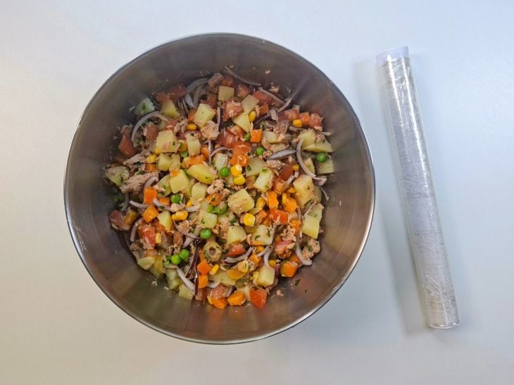 Salada coberta com um plástico filme.