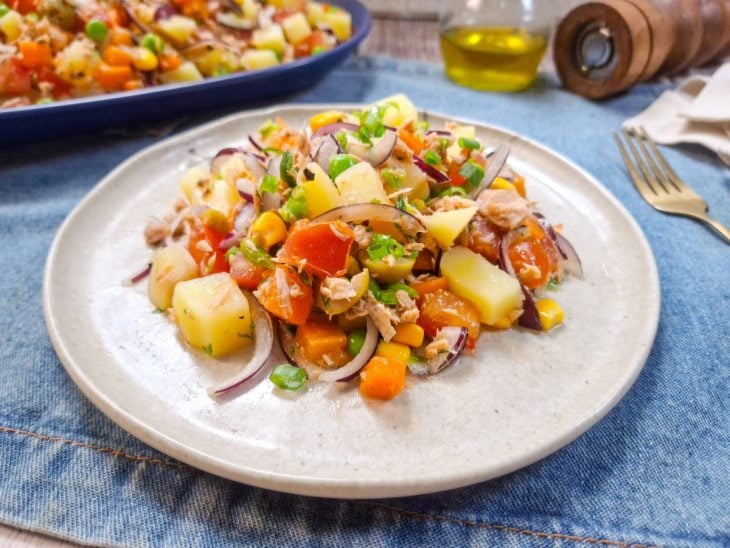 Salada de batata com atum servida.