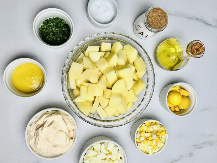ingredientes para salada de batatas separados e organizados.