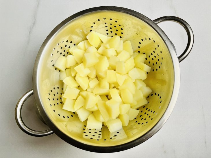 batatas cozidas e escorridas.
