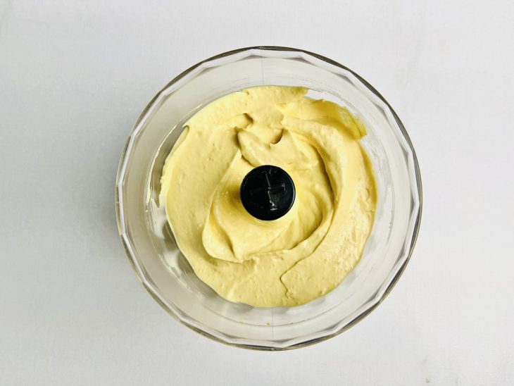 creme de gemas e temperos batidos para base da salada de batatas.
