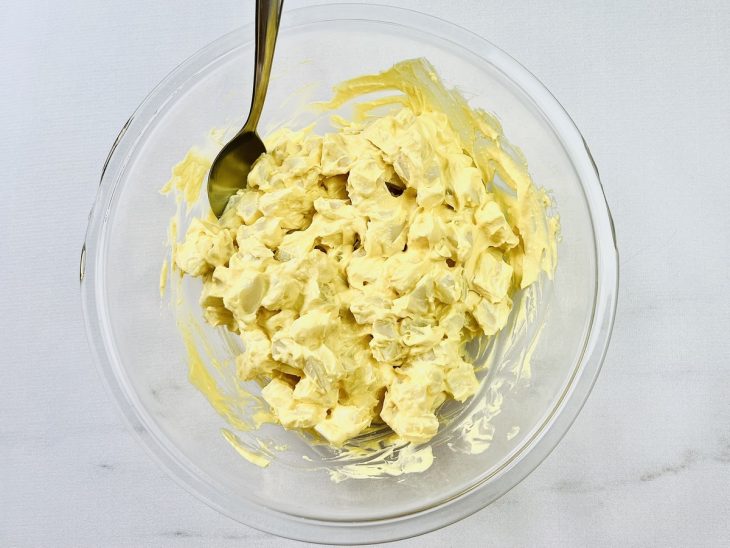 creme de maionese misturado as batatas cozidas e ovos cozidos picados.